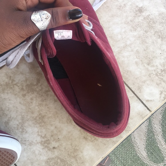 Red converse - Picture 4 of 4